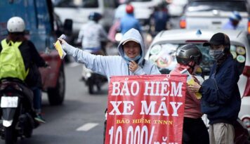 Thận trọng với bảo hiểm xe máy bán dọc đường