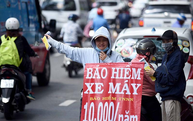 Thận trọng với bảo hiểm xe máy bán dọc đường