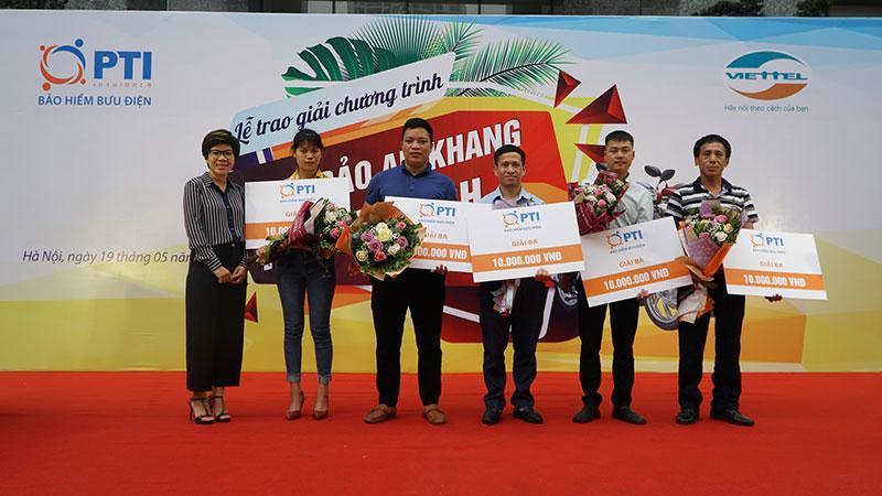Bảo hiểm PTI trao thưởng xe máy SH cho khách hàng