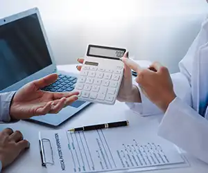 Kết nối mạng lưới hơn 150 bệnh viện quốc tế và chất lượng cao. Khách hàng chỉ cần xuất trình thẻ để được bảo lãnh chi phí trực tiếp, không cần tự ứng tiền mặt.