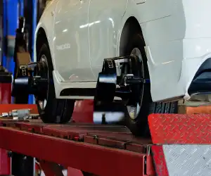 Liên kết trực tiếp với các hãng xe lớn (Toyota, Honda, Ford...). Cam kết phụ tùng mới 100% chính hãng và bảo lãnh thanh toán chi phí sửa chữa.