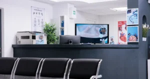 Bảo hiểm bệnh viện phù hợp với các cơ sở y tế cần bảo vệ tòa nhà, máy móc, hệ thống kỹ thuật, thuốc và vật tư phục vụ vận hành. Việc lựa chọn đúng phương án bảo hiểm giúp đơn vị hạn chế gián đoạn hoạt động và giảm áp lực chi phí sau sự cố. Với bệnh viện, phòng khám và trung tâm y tế, đây là lớp bảo vệ tài chính cần được chuẩn bị từ sớm.