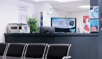 Bảo hiểm bệnh viện phù hợp với các cơ sở y tế cần bảo vệ tòa nhà, máy móc, hệ thống kỹ thuật, thuốc và vật tư phục vụ vận hành. Việc lựa chọn đúng phương án bảo hiểm giúp đơn vị hạn chế gián đoạn hoạt động và giảm áp lực chi phí sau sự cố. Với bệnh viện, phòng khám và trung tâm y tế, đây là lớp bảo vệ tài chính cần được chuẩn bị từ sớm.