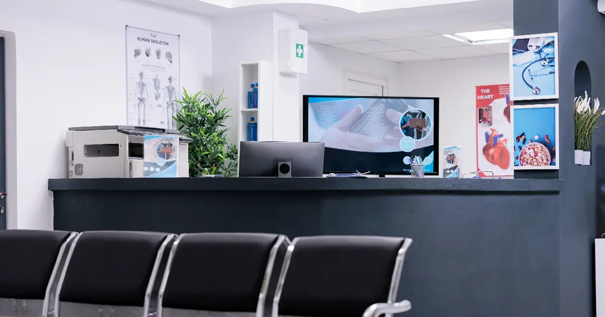 Bảo hiểm bệnh viện phù hợp với các cơ sở y tế cần bảo vệ tòa nhà, máy móc, hệ thống kỹ thuật, thuốc và vật tư phục vụ vận hành. Việc lựa chọn đúng phương án bảo hiểm giúp đơn vị hạn chế gián đoạn hoạt động và giảm áp lực chi phí sau sự cố. Với bệnh viện, phòng khám và trung tâm y tế, đây là lớp bảo vệ tài chính cần được chuẩn bị từ sớm.