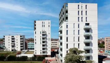 Bảo hiểm cháy nổ chung cư áp dụng với nhà chung cư từ 5 tầng hoặc từ 1.000 m² sàn; cần rà soát hồ sơ công trình, PCCC và phạm vi tài sản chung trước khi tham gia.