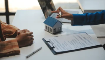 Giải đáp thắc mắc: vay mua nhà có phải mua bảo hiểm? Cập nhật quy định mới nhất, cách tính phí và kinh nghiệm mua bảo hiểm cháy nổ nhà ở khi vay vốn ngân hàng giải ngân nhanh chóng, minh bạch.