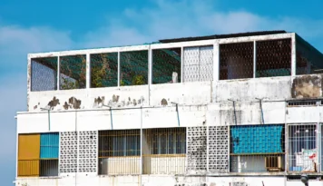 Nhà ở tập thể từ 5 tầng hoặc có tổng diện tích sàn từ 1.000 m² trở lên thuộc diện phải mua bảo hiểm cháy nổ bắt buộc. Cần kiểm tra đúng điều kiện áp dụng, trách nhiệm mua và hồ sơ cần chuẩn bị theo quy định.